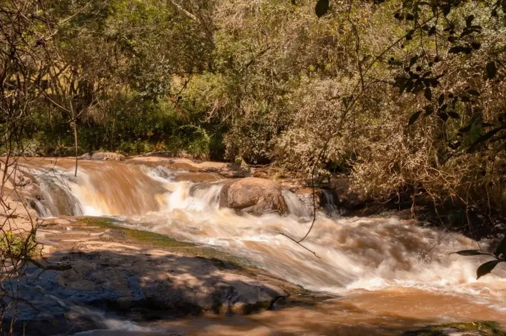 Casa Em Bueno Brandão(mg) Com Cachoeira Particular