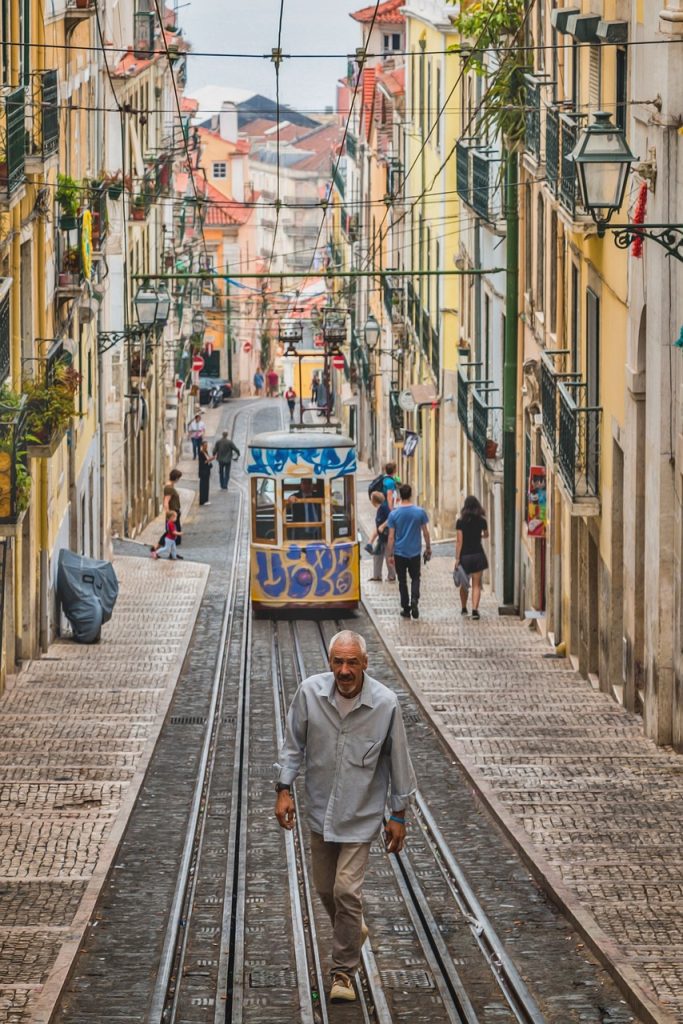 Elevador da Bica subindo a rua - Lisboa - Portugal