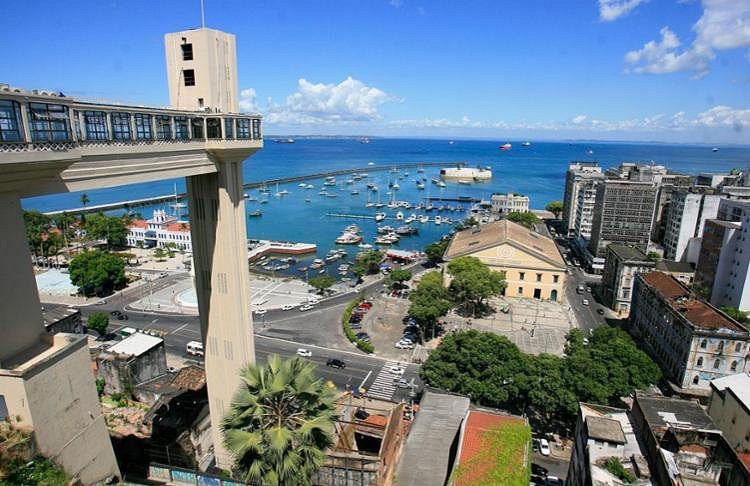 Elevador Lacerda com vista para a cidade baixa de Salvador