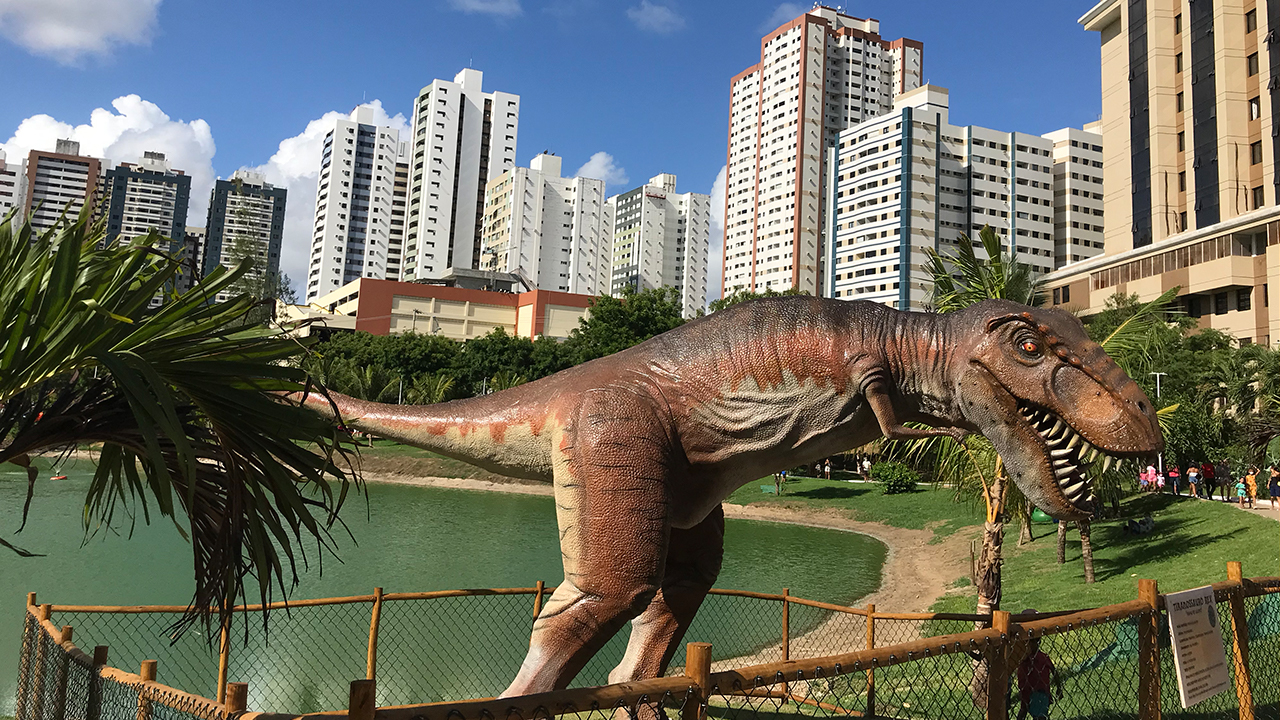 Esqueleto de dinossauro no Parque dos Dinossauros em Salvador