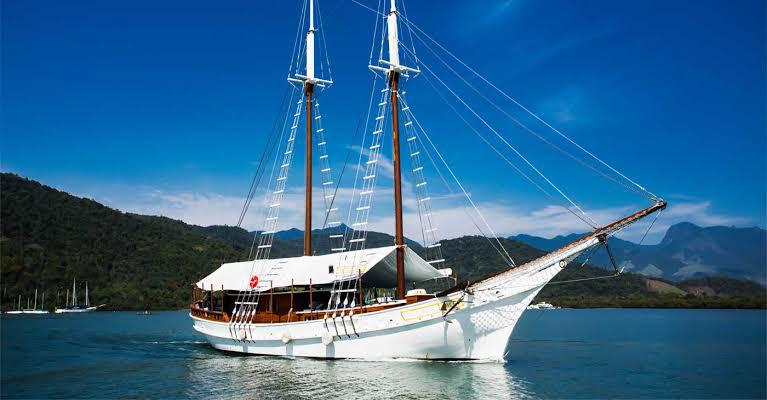 Barco em meio ao mar