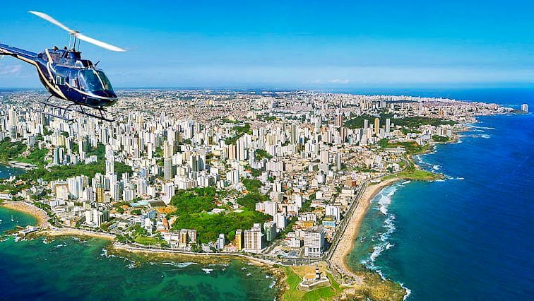 Vista da orla de Salvador durante passeio de helicóptero