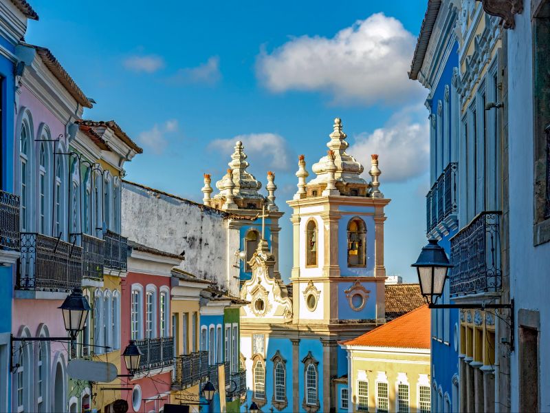 Casas coloridas e igreja ao fundo no Pelourinho em Salvador