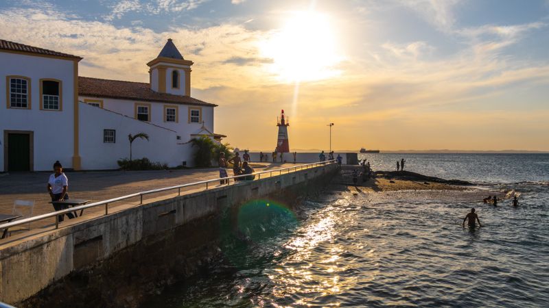 Vista da Ponta do Humaitá em Salvador no entardecer