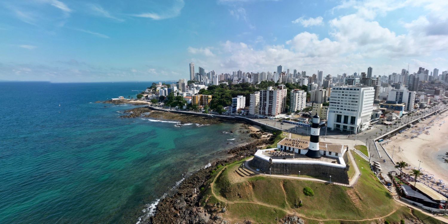 Vista aérea da Praia do Farol da Barra em Salvador