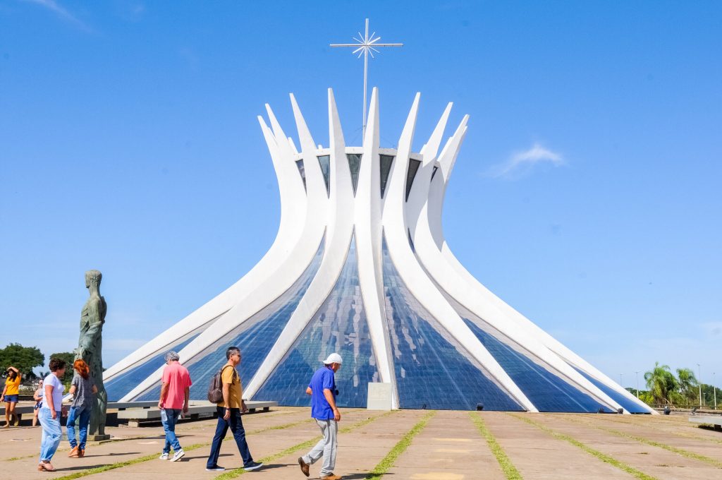 Turistas caminhando por Brasília, DF