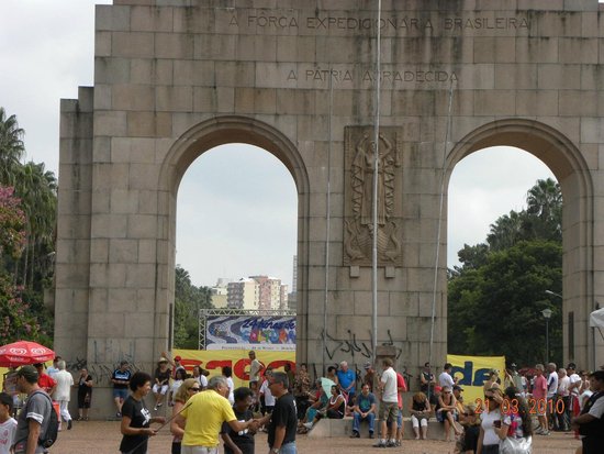 MOnumento ao Expedicionário, pessoas no Brique da Redenção, POrto Alegre