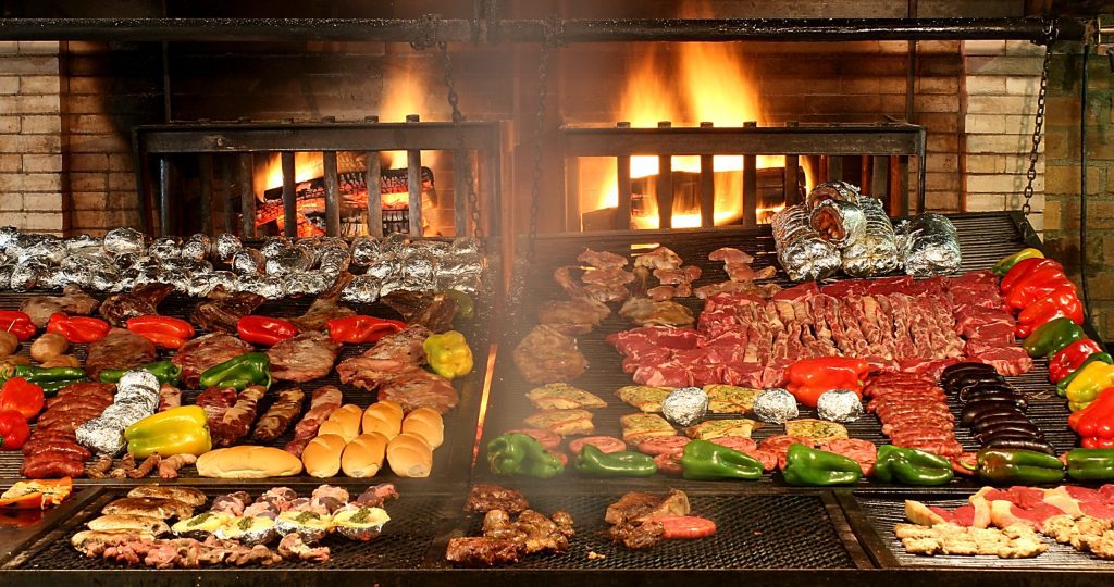 Carnes assando no restaurante Parrilla del Sur -Porto Alegre