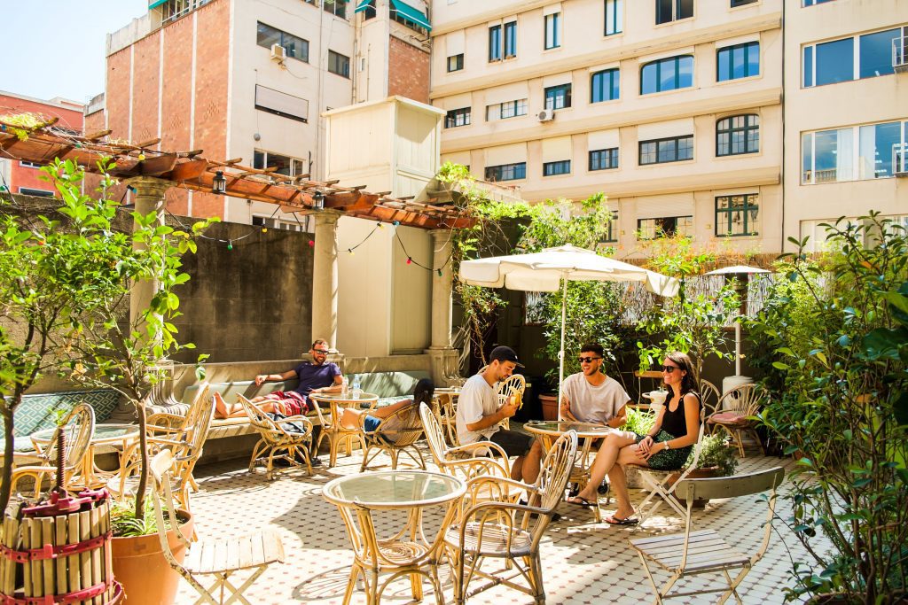 Pessoas sentadas na Casa Gracia Barcelona -Terraço