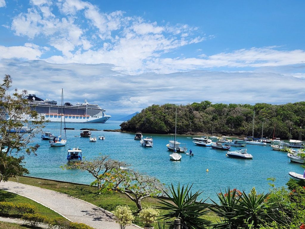 Praia dos Osssos - Vista dos barcos no mar