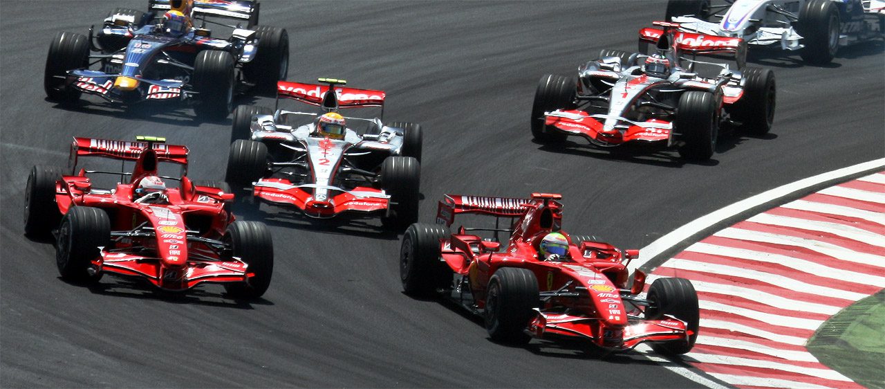 Carros de Fórmula 1 na pista
