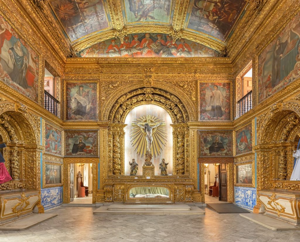 Parte interna da Capela Dourada. Decoração de ouro. Arte Sacra. Recife.