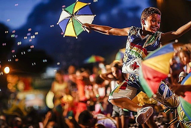Menino dançando frevo. Carnaval em Recife.