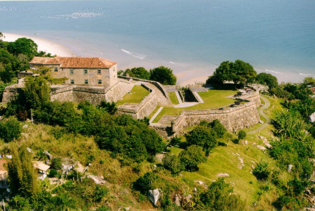 Forte São José da Ponta Grossa - Vista de cima, mar de fundo. Florianópolis