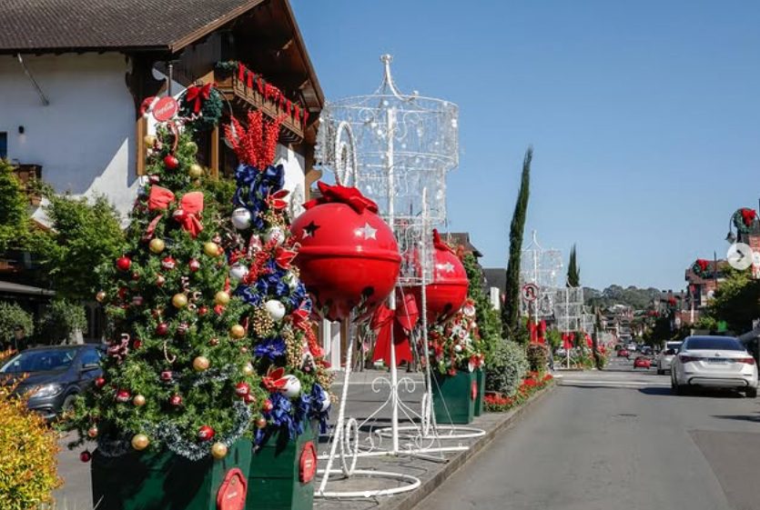 Avenida decorada com pinheiros e esulturas de natal. Natal Luz, Gramado