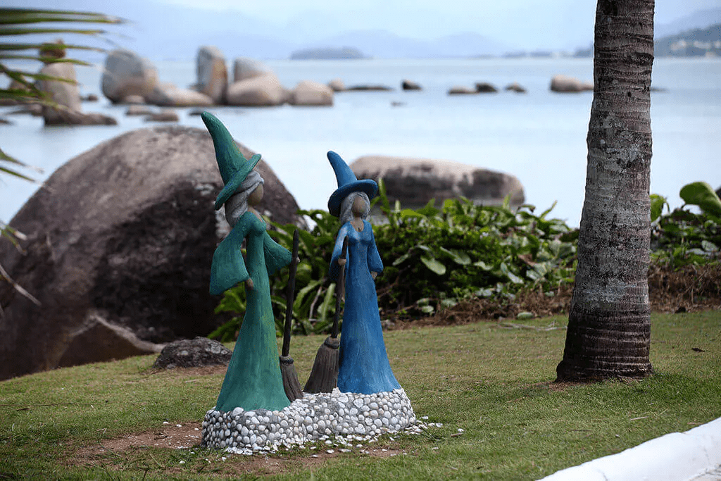 Estátuas de bruxas e Pedras de Itaguaçu - Florianópolis