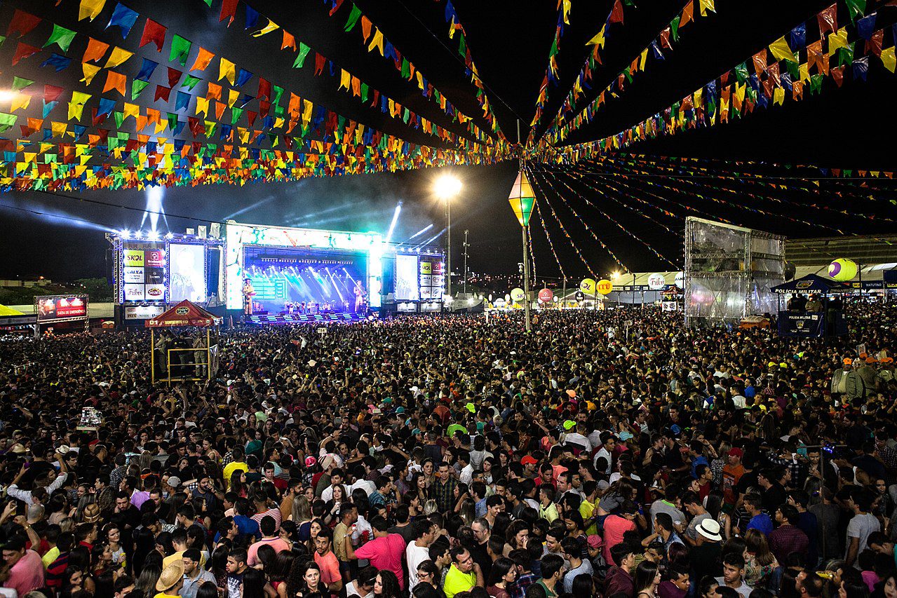Show e público no São João de Caruaru.