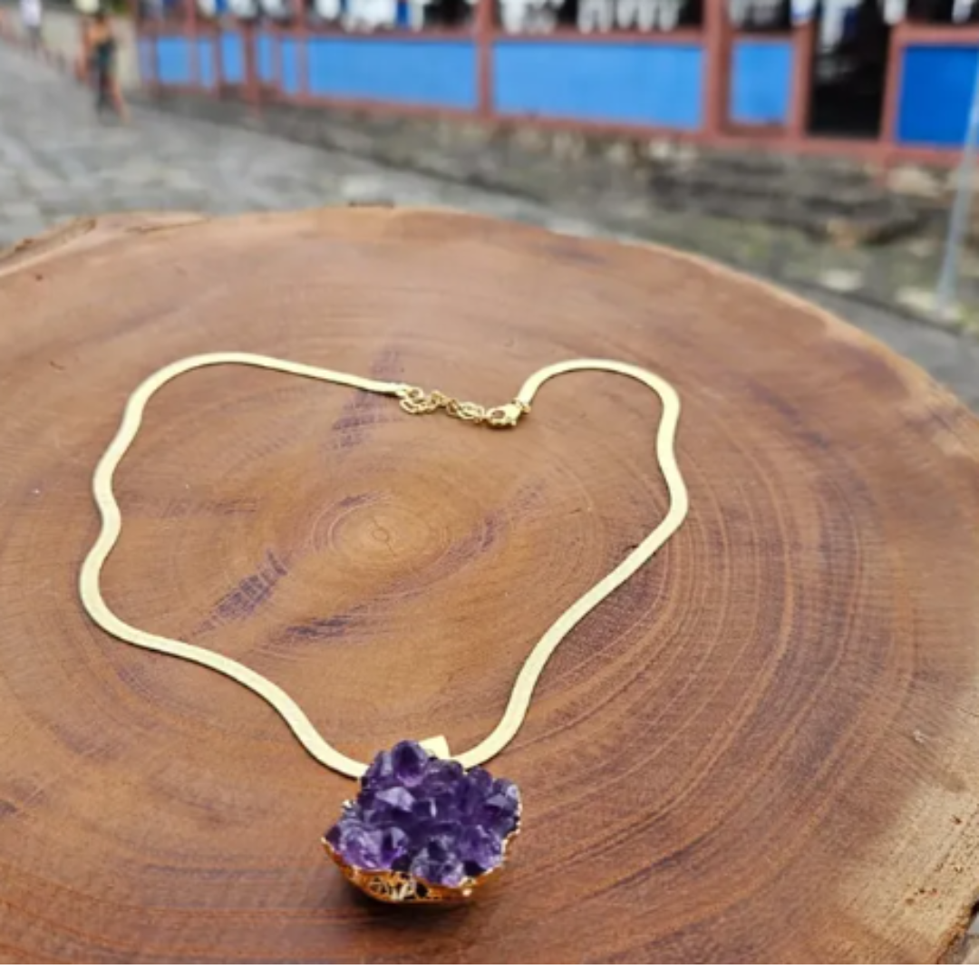 Colar de pedra, da joalheria JB Minerais e Artes, em Diamantina.