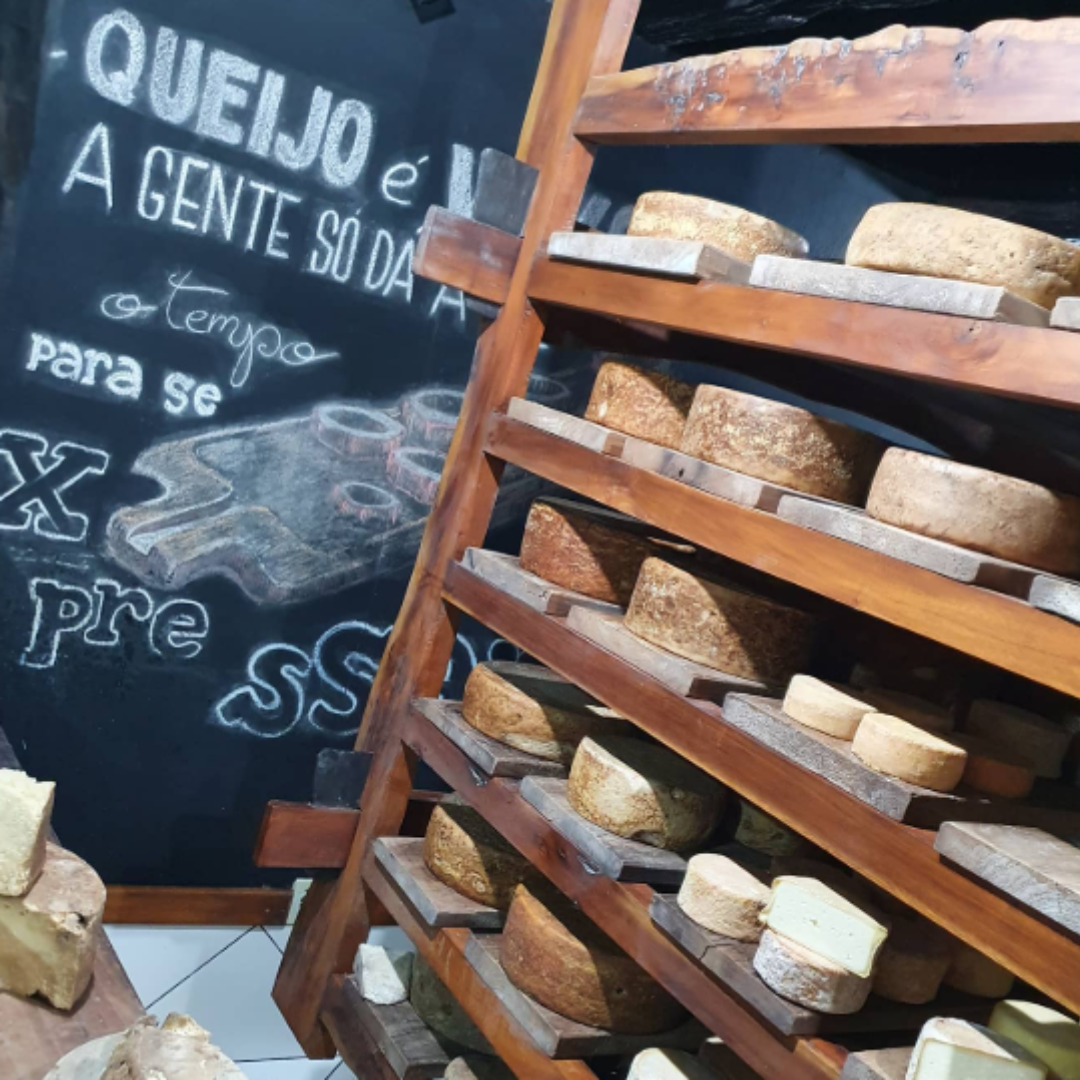 Prateleira de queijos, loja Trem Ruá, em Serro/MG