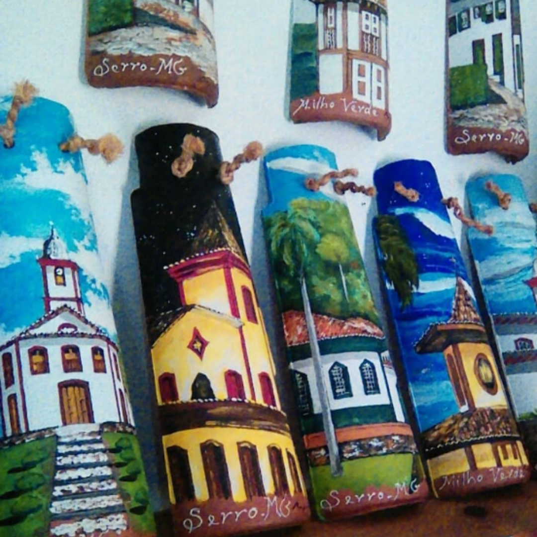 Pontos turísticos da região de Diamantina, pintados em telhas de cerâmicas.