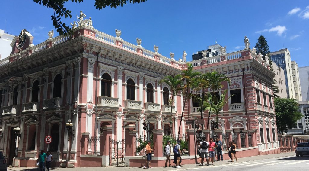 Prédio rosa do Centro Histórico de Florianópolis