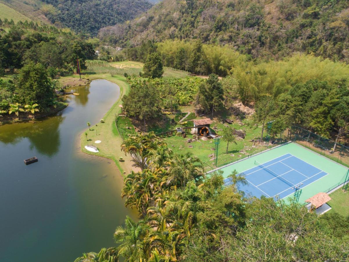 vista aérea do lago, quadra de tênis. Eco Resort Villa São Romão - RJ