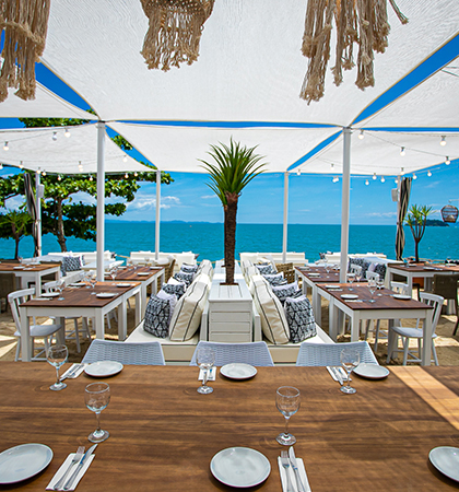 Mesas do restaurante Acqua Plage, com o mar ao fundo