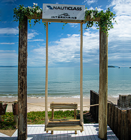Balanço com mar ao fundo, no restaurante Acqua Plage