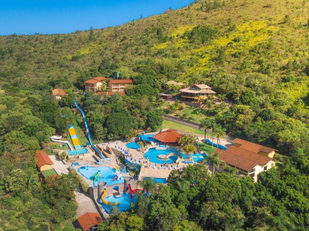 Vista aérea das piscinas e toboáguas do resort Águas de Palmas Resort - Governador Celso Ramos (SC)