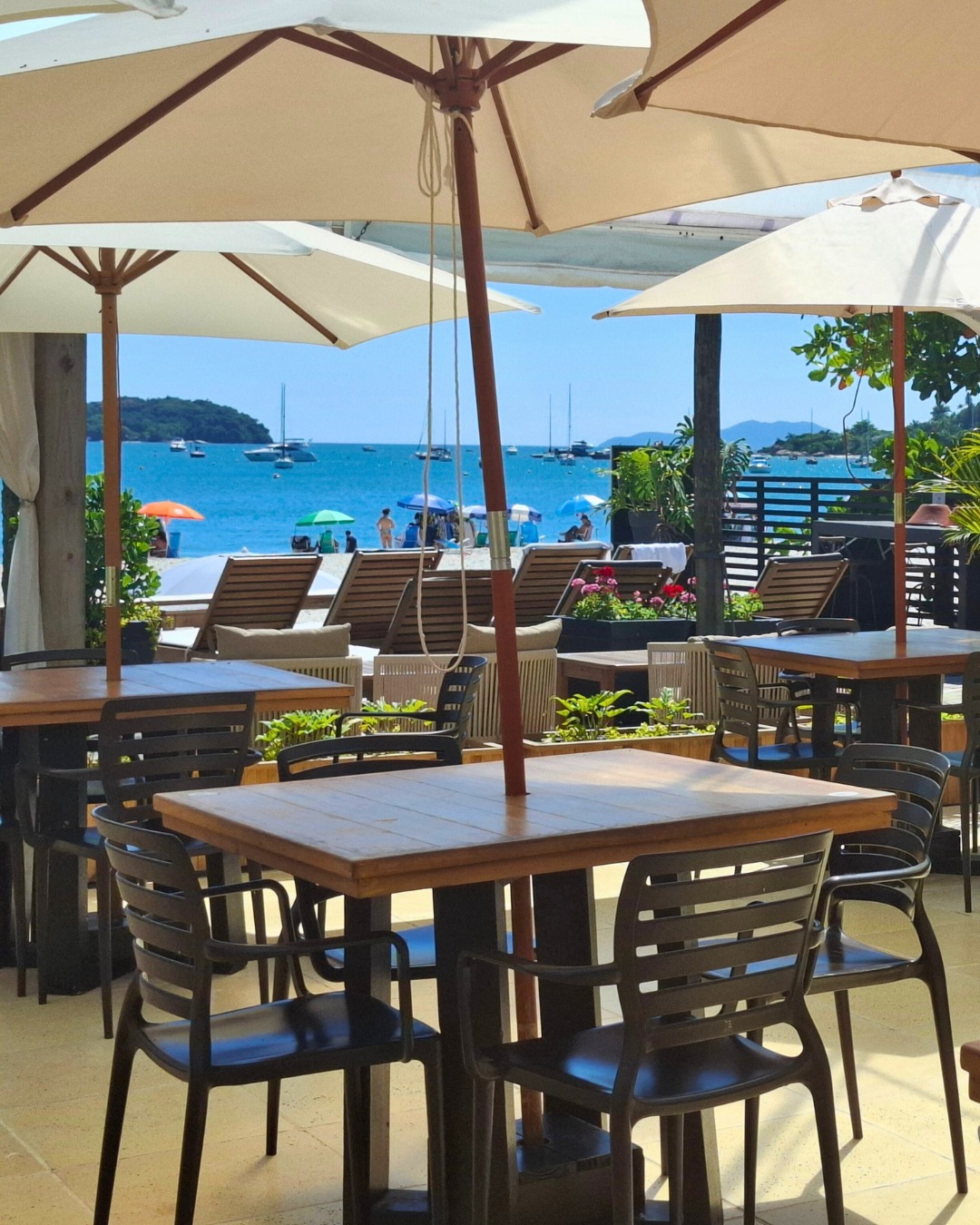 Mesas externas do Restaurante Alameda dos Sabores, com vista para o mar