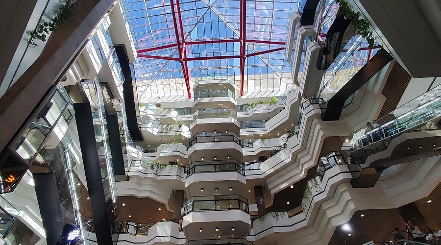 Visão interna dos andares do Beiramar Shopping, em Florianópolis