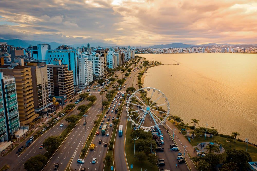 Final de tarde em Florianópolis - Roda Gigante em frente a lagoa.