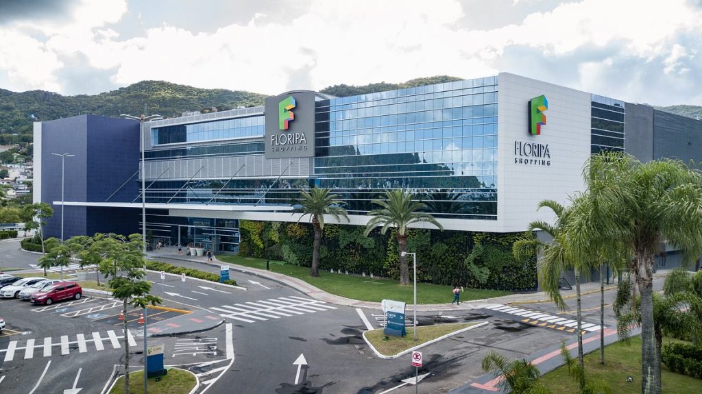 Vista da fachada do Floripa Shopping, em Florianópolis