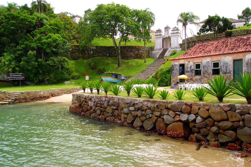 Frente do Forte Santa Cruz de Anhatomirim, em Florianópolis.