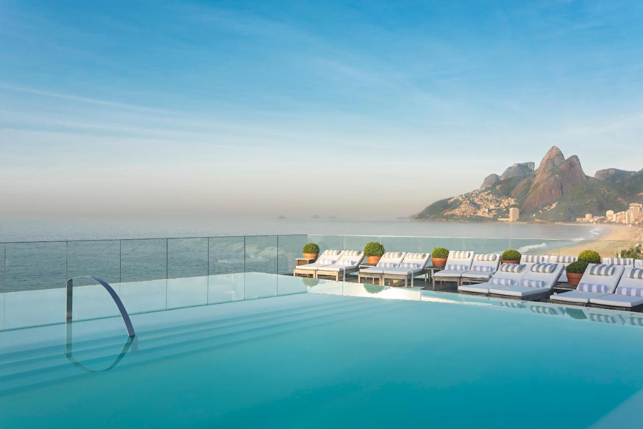 Piscina com borda infinita e espreguiçadeiras. mar ao fundo. Hotel Fasano Rio de Janeiro