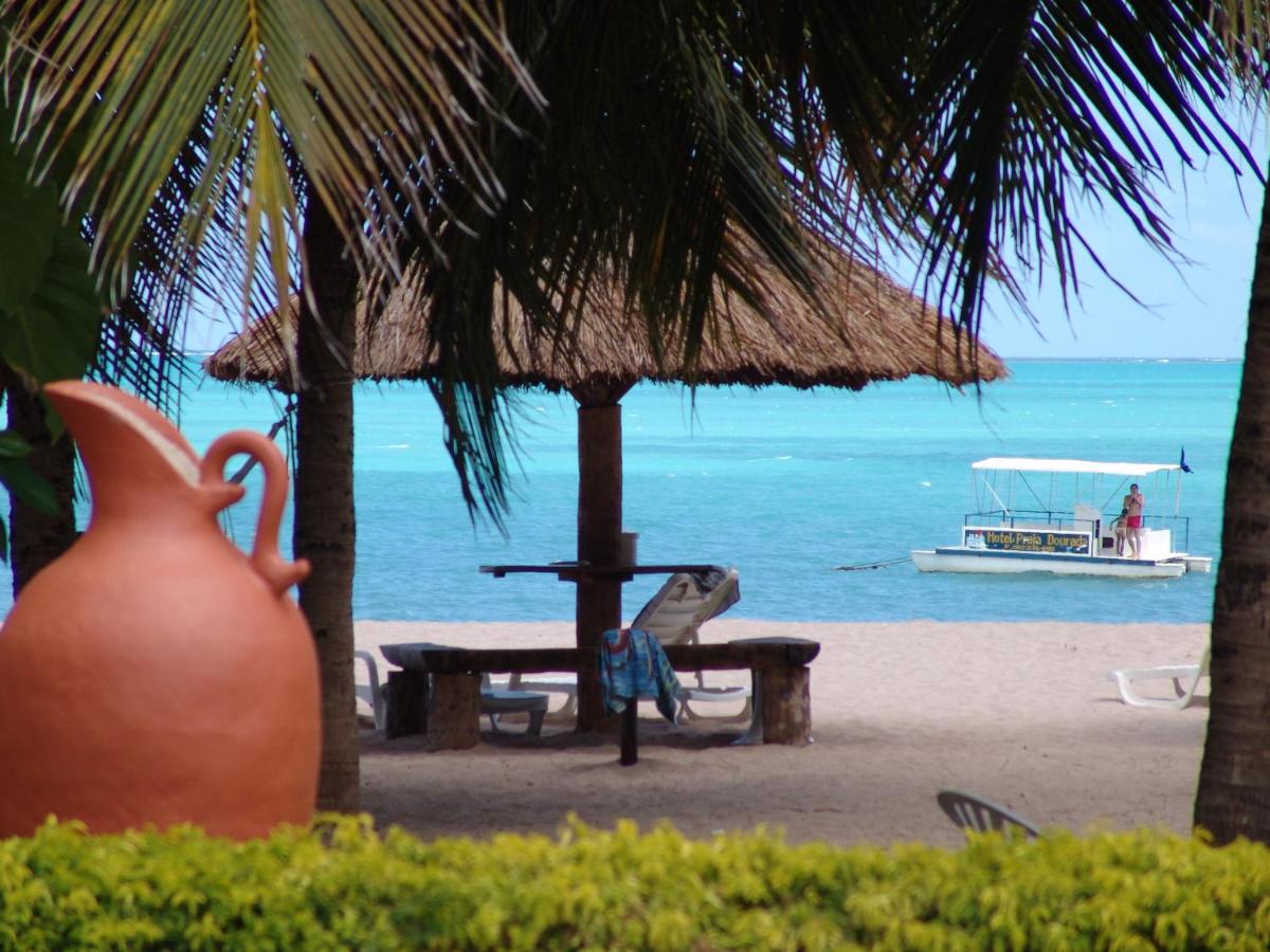 Vista do mar com barco e jarro Hotel Praia Dourada - Maragogi