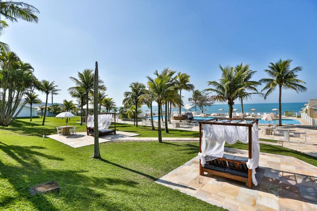 Itapema Beach Hotel - palmeiras, espreguiçadeiras, mar ao fundo
