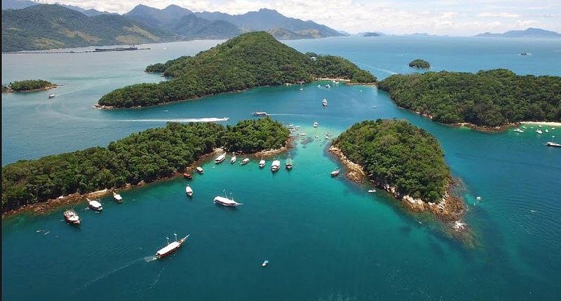 Vista aérea de barcos e Lagoa Azul - Angra dos Reis - Rio de Janeiro