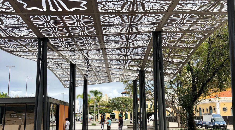 Visão do Largo da Alfândega com algumas pessoas, em Florianópolis