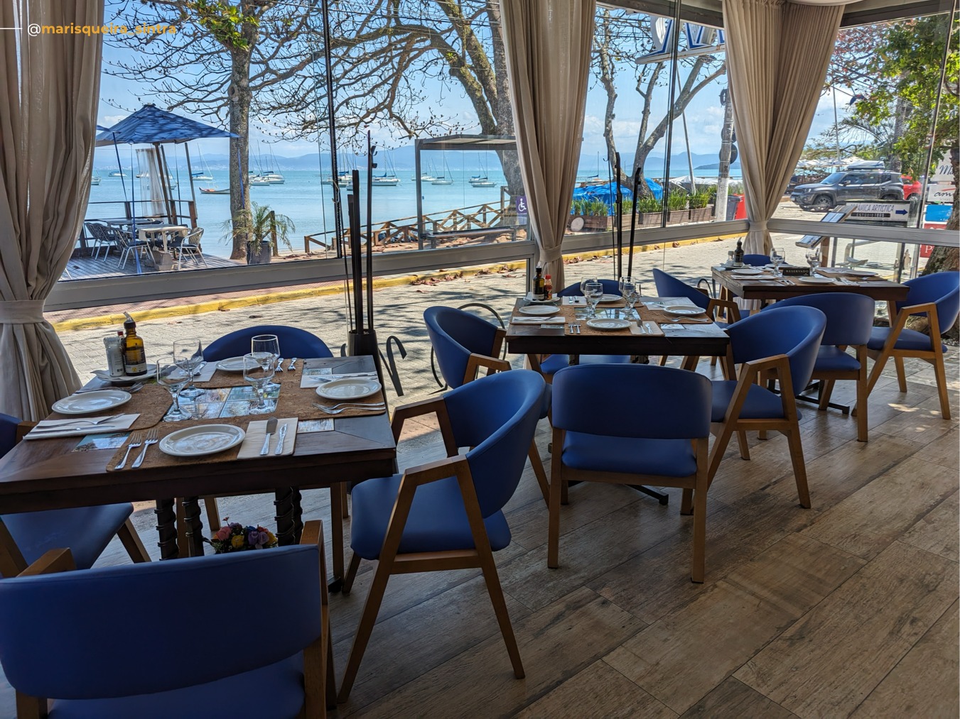 Mesas externas do restaurante Marisqueira Sintra, com vista para o mar