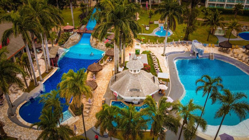 Vista aérea das piscinas e Mavsa Resort