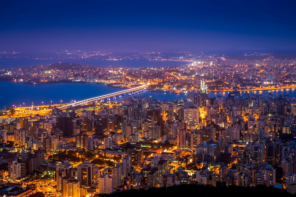 Vista noturna da cidade de Florianópolis, a partir do Morro da Cruz