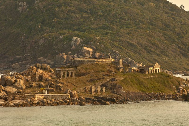 Vista do forte da Ilha de Naufragados, em Florianópolis