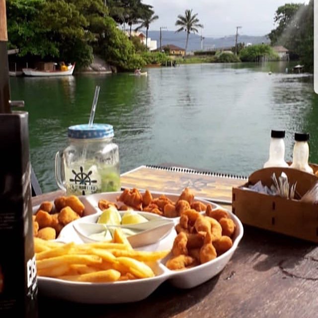 Prato do Restaurante O Timoneiro - Com o canal da Barra da Lagoa ao fundo
