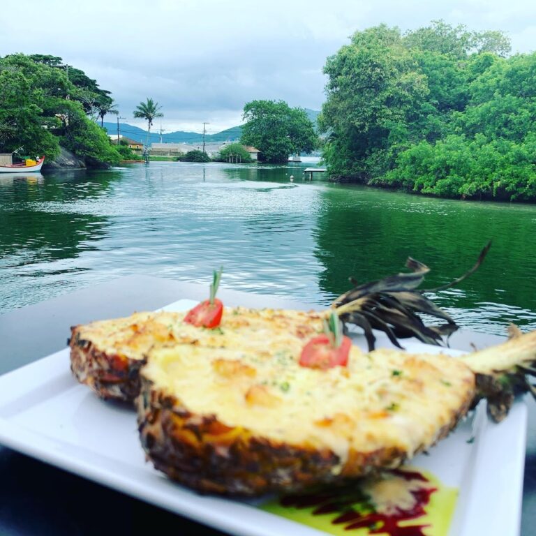 Prato do Restaurante O Timoneiro - Com o canal da Barra da Lagoa ao fundo