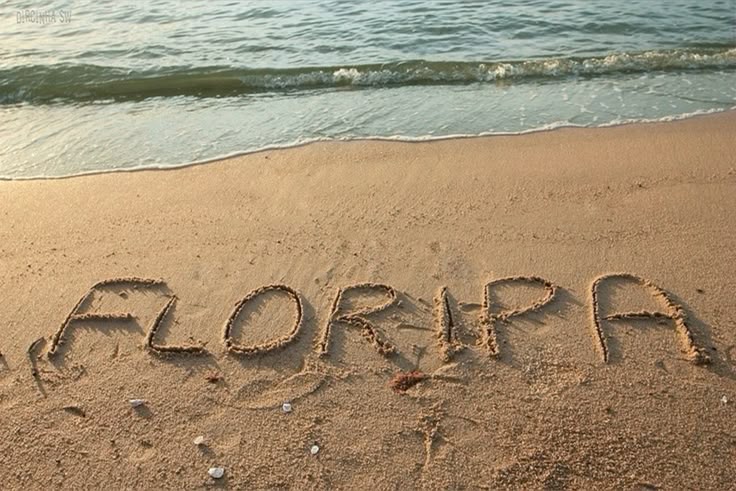 Nome Floripa escrito na areia