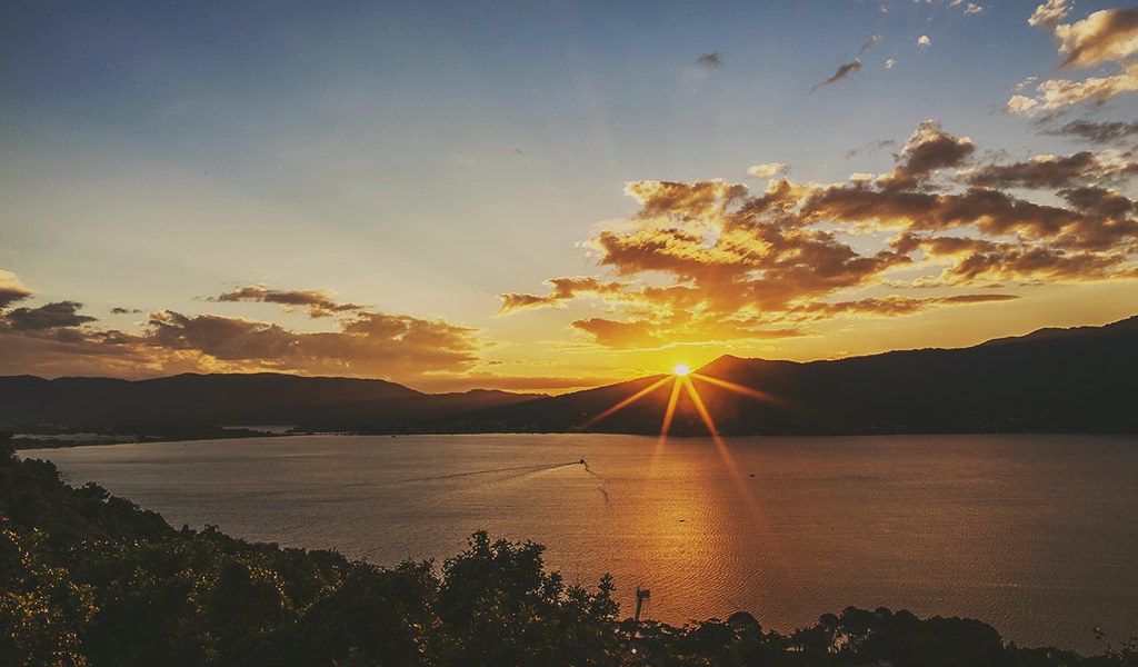 Pôr do sol, na Lagoa da Conceição, em Florianópolis