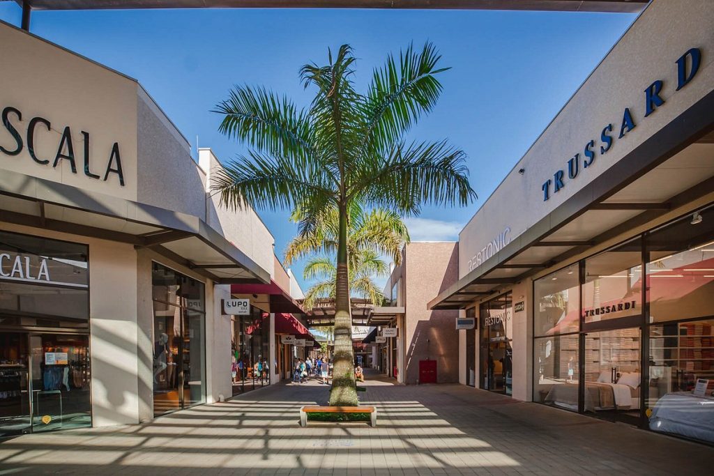 Imagem do pátio externo do Porto Belo Outlet