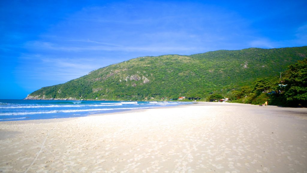 Vista da areia da Praia Pântano do Sul em Florianópolis.