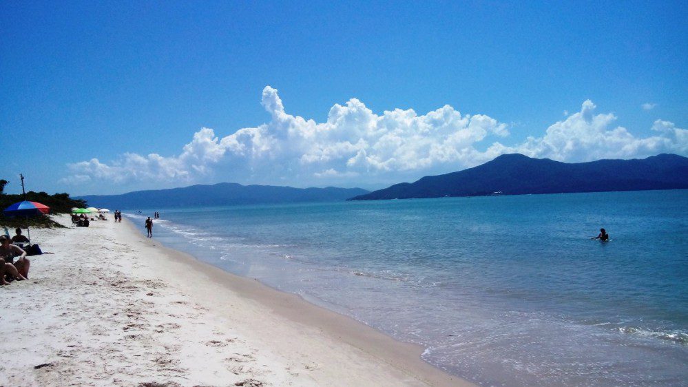 Praia da Daniela vazia, em Florianópolis